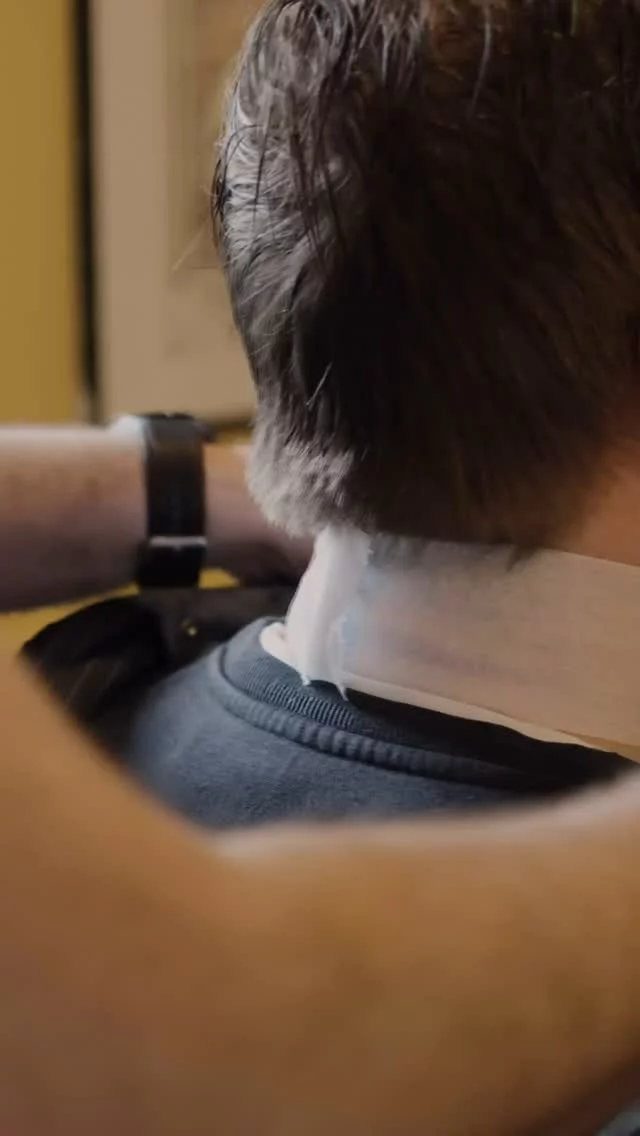 Some things never go out of style - like a clean fade and a good chat with your barber 💈

That’s the Sam’s way ☘️

#Barber #Barbershop #Dublin #Ireland #IrishBarbers #MasterBarbers #MensHair #MensHaircut #MensHairstyles #Haircut #BeardTrim #HotTowelShave
