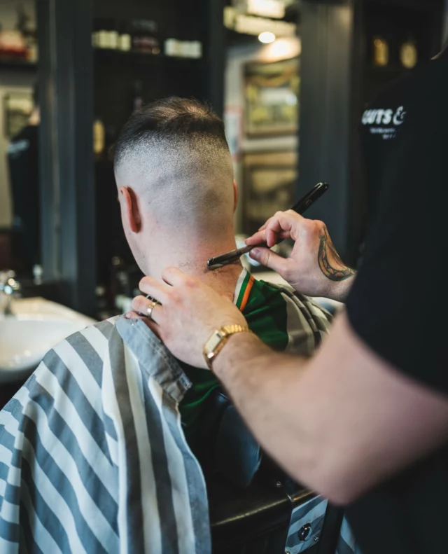 You know what time it is - the weekend is upon us and we’re fully loaded 💈⁠
⁠
Clean fades, smooth shaves, and top-tier trims all day long ✂️⁠
⁠
Whether you’re heading out or just want to feel fresh, we’ve got your back (and your hairline) 💪